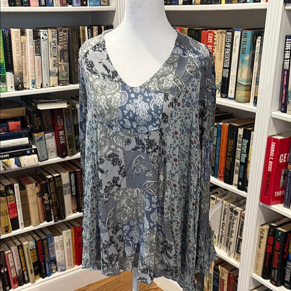 Easel  Gray Floral Women's Top NWT